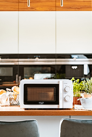 Mikrofalówka Adler 20L z Kompaktowym Designem i Równomiernym Podgrzewaniem AD 6205