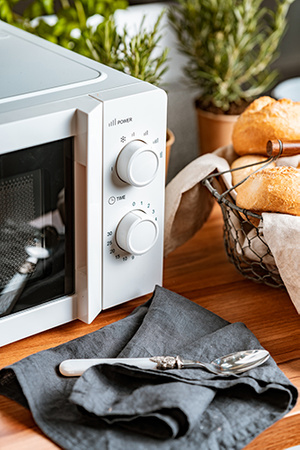 Mikrofalówka Adler 20L z Kompaktowym Designem i Równomiernym Podgrzewaniem AD 6205