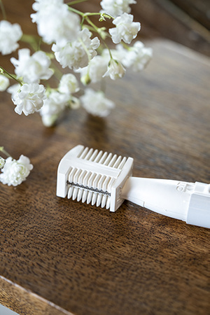 Trymer do brwi biały z precyzyjną końcówką i eleganckim designem - Adler AD 2934