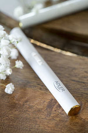 Trymer do brwi biały z precyzyjną końcówką i eleganckim designem - Adler AD 2934