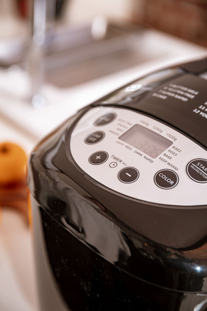 Automatyczna Maszynka do Wypieku Chleba - 15 Funkcji Programowych, Kompaktowy Design - Mesko MS 6022