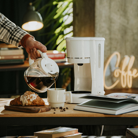 Ekspres do kawy przelewowy 900W szklany dzbanek 1,5L z podgrzewana podstawa Adler AD 4383w