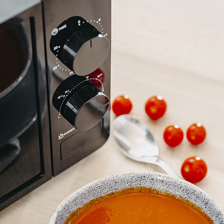 Kuchenka mikrofalowa 20L, 700 W, 6 poziomów mocy, rozmrażanie, mechaniczny timer 30 min Adler AD 6206