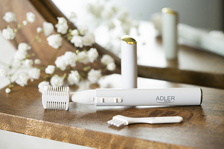 Trymer do brwi biały z precyzyjną końcówką i eleganckim designem - Adler AD 2934